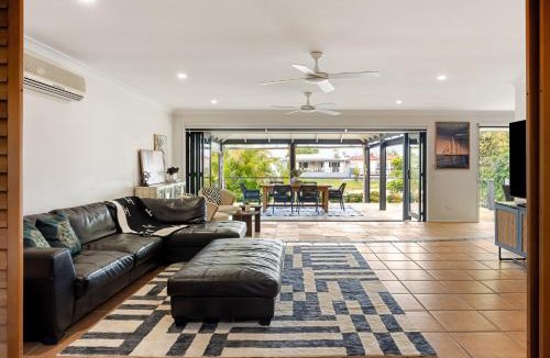 Broadbeach Waters House | Spacious house with Pool, River views, BBQ, Pontoon, Wifi - Mojo Stays