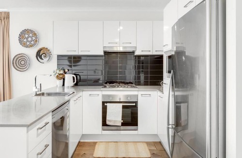 Bowen Hills Apartment | Spacious Inner city Apartment with free parking