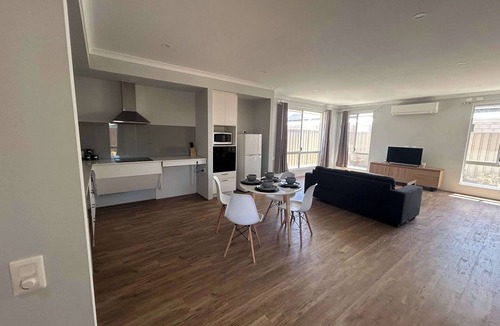 Karnup House | Spacious Karnup Home with 4 Bedrooms, Modern Kitchen & Private Parking