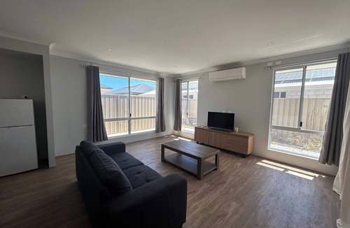 Karnup House | Spacious Karnup Home with 4 Bedrooms, Modern Kitchen & Private Parking