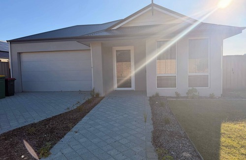 Karnup House | Spacious Karnup Home with 4 Bedrooms, Modern Kitchen & Private Parking