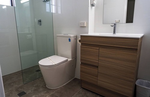 Campbelltown Apartment | Spacious King And Single Room