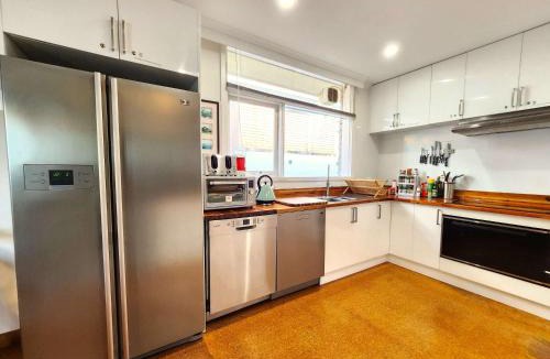Highett House | Spacious King Room 4 Near Shopping & Free Parking