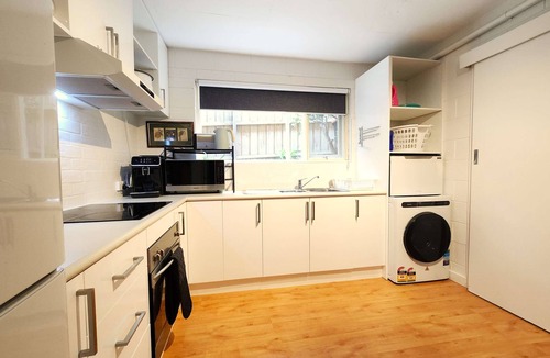 Highett House | Spacious King Room 8 w/Full Kitchen & Free Parking