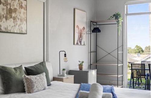 Lindfield House | Spacious King Room - Nearby Stations & Stores - Shared Bathroom