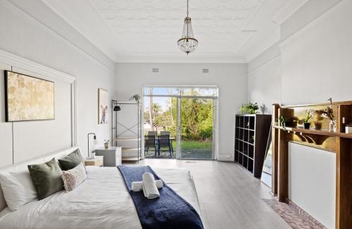 Lindfield House | Spacious King Room - Nearby Stations & Stores - Shared Bathroom