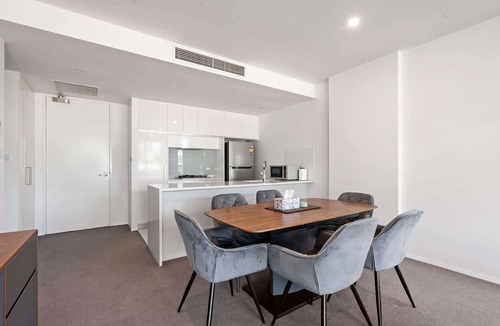 Kingston Apartment | Spacious Lakefront Apartment with Pool Access