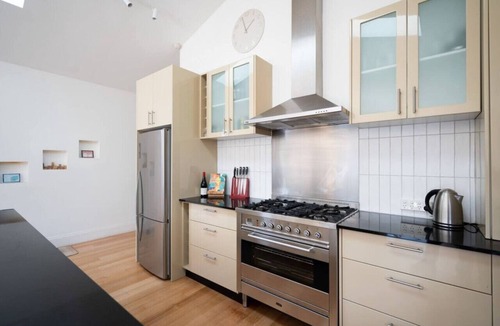 Northcote House | Spacious light-filled 3BD sanctuary in Northcote