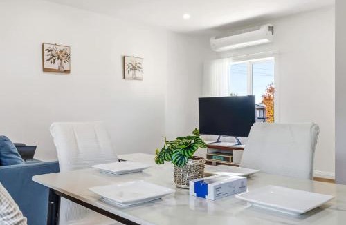 Box Hill North House | Spacious Luxury Retreat with Private Garden Box Hill
