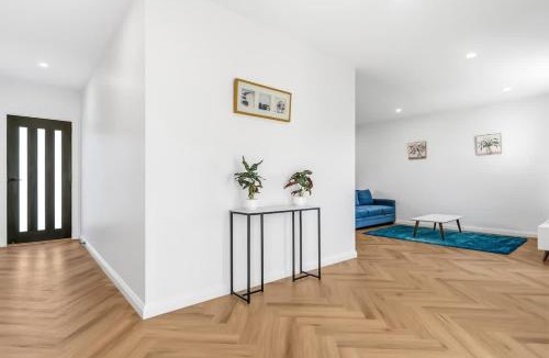Box Hill North House | Spacious Luxury Retreat with Private Garden Box Hill