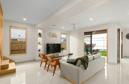Pallara House | Spacious Modern 6BR Family Home in Pallara QLD