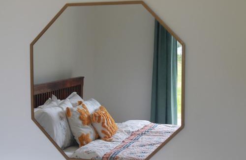 Forestdale House | Spacious Modern Acreage Getaway- close to Shopping mall