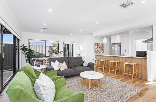 Dianella House | Spacious & modern Dianella!