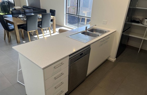 St Leonards House | Spacious modern dog & family friendly home, close to the beach