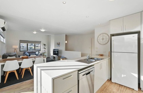 Geilston Bay Apartment | Spacious Modern Home