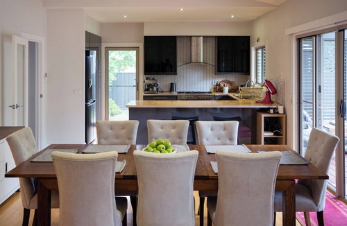 Porepunkah House | Spacious natural retreat with pool. Pet friendly and peaceful.