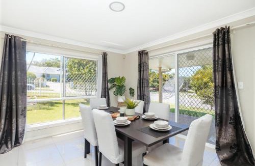 Eight Mile Plains House | Spacious newly redecorated 5BD Family Home