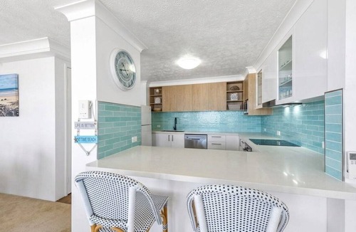 Surfers Paradise Apartment | Spacious Ocean View Unit — Pool, Tennis & Beaches