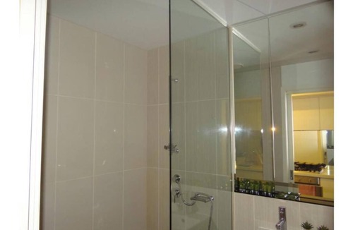 South Yarra Apartment | Spacious One-Bedroom Apartment with Spa & Sauna Access