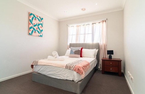 Point Cook House | Spacious Point Cook Retreat & Free Parking