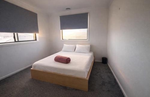 Werribee House | Spacious Private 4BR Upper Floor Sleeps 8 Spa Free parking