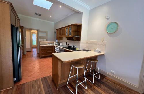 McKinnon House | Spacious Private Room in Mckinnon 3 min to Train Station, Cafes and close to Monash Uni