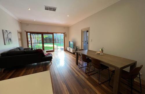 McKinnon House | Spacious Private Room in Mckinnon 3 min to Train Station, Cafes and close to Monash Uni