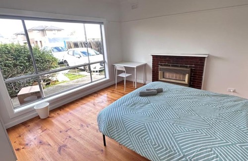 Broadmeadows House | Spacious Queen Room - CR2