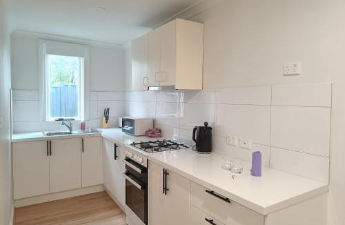 St. Albans House | Spacious Queen Room in Newly Renovated Home - SA1