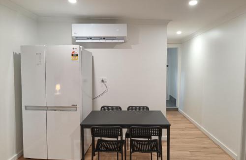 St. Albans House | Spacious Queen Room in Newly Renovated Home - SA1
