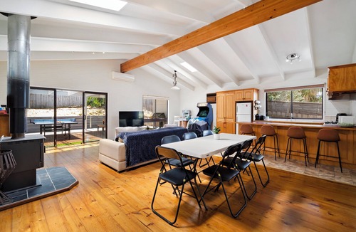 Tootgarook House | Spacious Queenslander - Style Beach Retreat