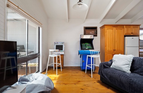 Tootgarook House | Spacious Queenslander - Style Beach Retreat