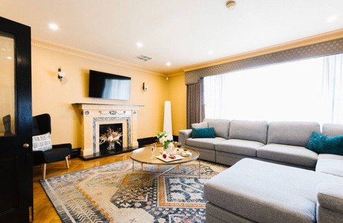 Lockleys House | Spacious Retreat: Enjoy the Beach & City