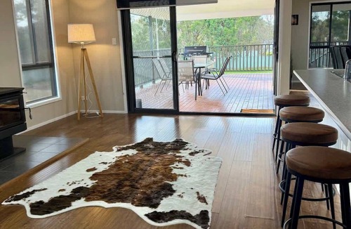 Denman House | Spacious Retreat, Walk to Town