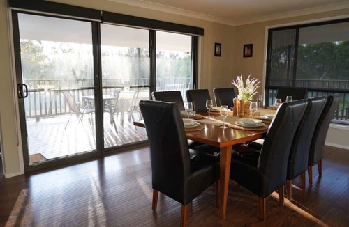 Denman House | Spacious Retreat, Walk to Town