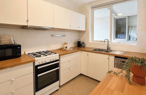 South Yarra Apartment | Spacious Retro Stay Steps from Chapel Street