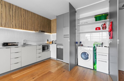 Saint Kilda South Apartment | Spacious St Kilda by Ready Set Stay