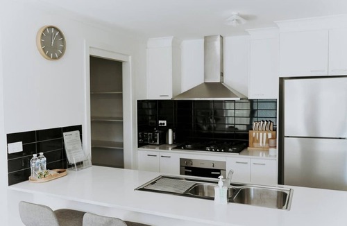 Golden Square House | Spacious Stay On Shamrock, Bendigo