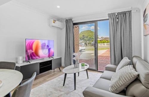 Sunnybank House | Spacious Studio Twin Q Beds Sleep 4 Budget Friendly