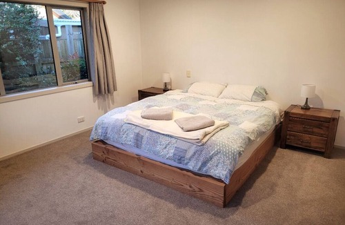 Arthur's Point House | Spacious Sunny 4 Bedroom Home located just 5 min drive from Queenstown's centre