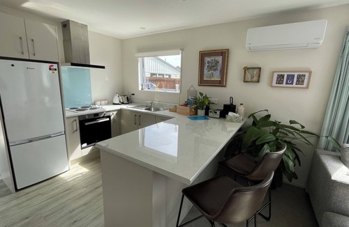 Burnside Cottage | Spacious sunny cottage (airport close, family, pet friendly, disability access)