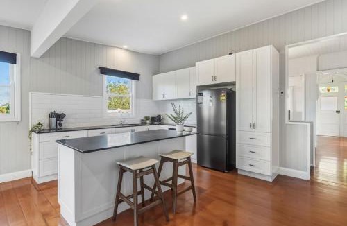 Wellers Hill House | Spacious upper 3BR Family Home in Quiet Tarragindi