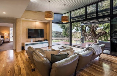 Yallingup Siding House | spacious villa private bushland