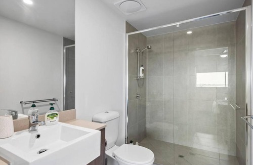 Birtinya Apartment | Spacious Waterfront apartment opp Hospital