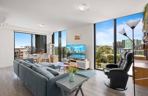 Toowong Apartment | Spaciously Bright 1-Bed Apartment
