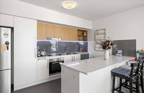 Toowong Apartment | Spaciously Bright 1-Bed Apartment