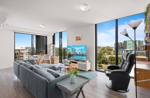 Toowong Apartment | Spaciously Bright 1-Bed Apartment