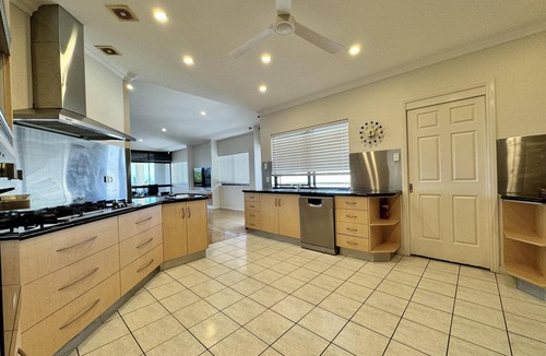 North Ward Apartment | Spectacular Beachfront Penthouse - uninterrupted views of The Strand, Easy parking - Spectacular Beachfront Penthouse - Uninterrupted views of The Strand, Easy parking
