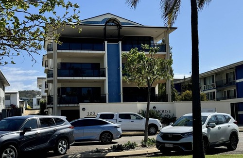 North Ward Apartment | Spectacular Beachfront Penthouse - uninterrupted views of The Strand, Easy parking - Spectacular Beachfront Penthouse - Uninterrupted views of The Strand, Easy parking