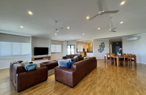 North Ward Apartment | Spectacular Beachfront Penthouse - uninterrupted views of The Strand, Easy parking - Spectacular Beachfront Penthouse - Uninterrupted views of The Strand, Easy parking